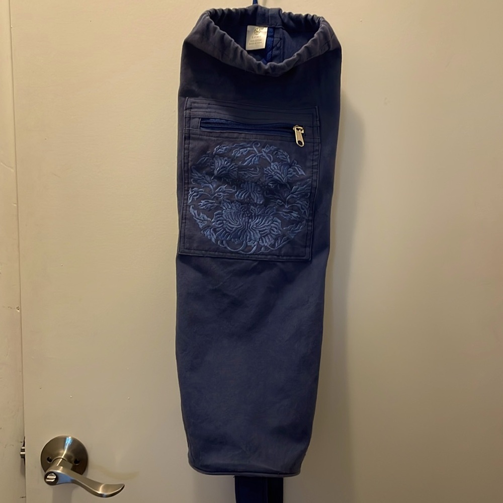 GAIAM blue adjustable strap yoga mat carry bag